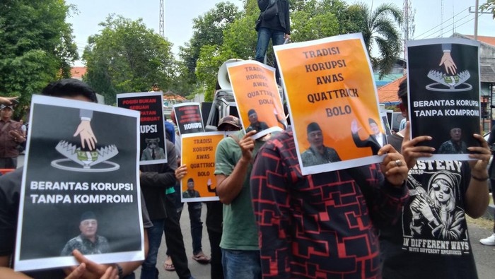 Puluhan orang demo di Kejari Sidoarjo