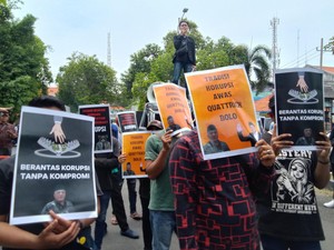 Puluhan Orang Demo di Kejari Sidoarjo Tuntut Usut Dugaan Jual Beli Jabatan