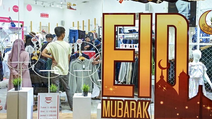 Sejumlah pengunjung memilih pakaian di Lombok Epicentrum Mal di Mataram, NTB, Senin (24/3/2025). Memasuki H-7 Idul Fitri 1446 Hijriah, sejumlah pusat perbelanjaan yang menawarkan harga diskon di Mataram mulai ramai dikunjungi warga untuk berbelanja kebutuhan lebaran. ANTARA FOTO/Ahmad Subaidi/nz