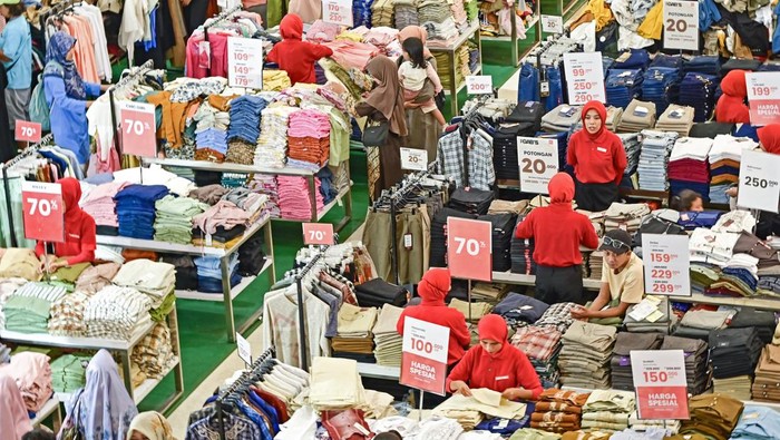Sejumlah pengunjung memilih pakaian di Lombok Epicentrum Mal di Mataram, NTB, Senin (24/3/2025). Memasuki H-7 Idul Fitri 1446 Hijriah, sejumlah pusat perbelanjaan yang menawarkan harga diskon di Mataram mulai ramai dikunjungi warga untuk berbelanja kebutuhan lebaran. ANTARA FOTO/Ahmad Subaidi/nz