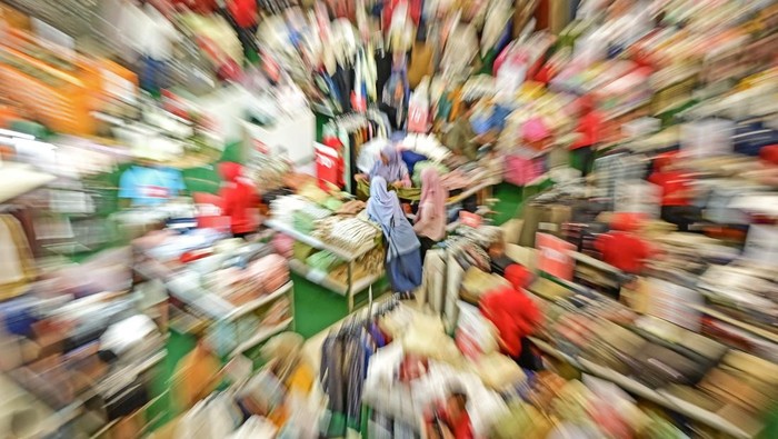 Sejumlah pengunjung memilih pakaian di Lombok Epicentrum Mal di Mataram, NTB, Senin (24/3/2025). Memasuki H-7 Idul Fitri 1446 Hijriah, sejumlah pusat perbelanjaan yang menawarkan harga diskon di Mataram mulai ramai dikunjungi warga untuk berbelanja kebutuhan lebaran. ANTARA FOTO/Ahmad Subaidi/nz