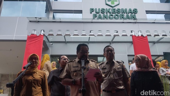 Rano Karno usai meresmikan pembangunan Puskesmas Pancoran, Jakarta Selatan, Senin (24/3/2025) (Fawdi/detikcom).