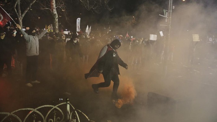 Wali Kota Istanbul, Ekrem Imamoglu ditahan oleh aparat kepolisian Turki terkait tuduhan dalam kasus korupsi dan terorisme. Ratusan demonstran menggelar aksi protes.