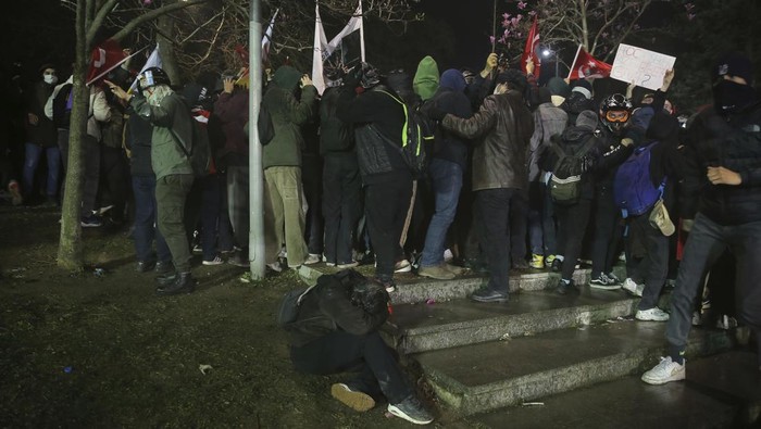 Ratusan Demonstran di Turki Gelar Aksi Protes Penahanan Wali Kota Istanbul Wali Kota Istanbul, Ekrem Imamoglu ditahan oleh aparat kepolisian Turki terkait tuduhan dalam kasus korupsi dan terorisme. Ratusan demonstran menggelar aksi protes.