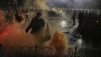 Polisi antihuru-hara bentrok dengan pengunjuk rasa selama protes setelah Wali Kota Istanbul Ekrem Imamoglu ditangkap dan dijebloskan ke penjara, di Istanbul, Turki, Minggu (23/3/2025).