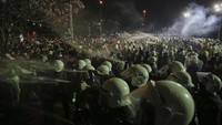 Tokoh populer dan berkuasa dalam CHP, Imamoglu merupakan rival politik utama Erdogan. Penahanan wali kota berumur 53 tahun itu, terjadi beberapa hari sebelum ia dinobatkan sebagai kandidat partai untuk pemilihan presiden 2028.