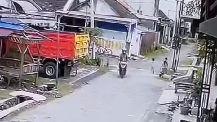 Rekaman CCTV pejambret kalung balita di Gresik