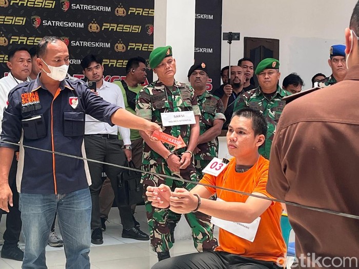 Serka Holmes saat mengikuti tekontruksi di Polrestabes Medan, Senin (24/3/2025).