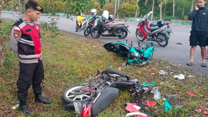 Remaja balap liar di Sanggau tabrak pengendara melintas hingga motor hancur.