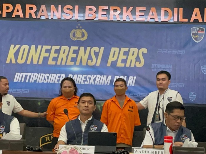 Rilis kasus kasus penyalahgunaan frekuensi radio untuk menyebarkan SMS penipuan dengan metode fake base transceiver station (BTS). (Ondang/detikcom)