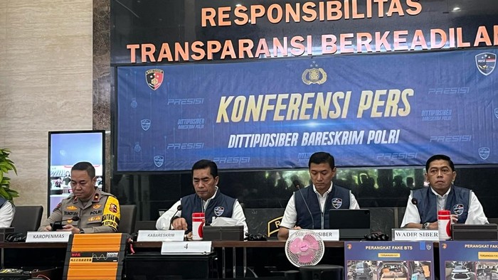 Rilis kasus kasus penyalahgunaan frekuensi radio untuk menyebarkan SMS penipuan dengan metode fake base transceiver station (BTS). (Ondang/detikcom)