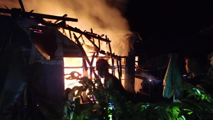 Rumah warga di Kawali Ciamis terbakar.