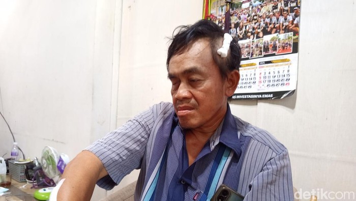 Salah satu korban penganiayaan Budiyono (54) yang terluka di kepalanya saat ditemui di rumahnya Ngledok, Bondowoso, Mertoyudan, Kabupaten Magelang, Senin (24/3/2025).