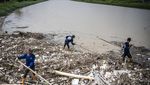 Tumpukan Sampah di Banjir Kanal Timur Semarang Dibersihkan