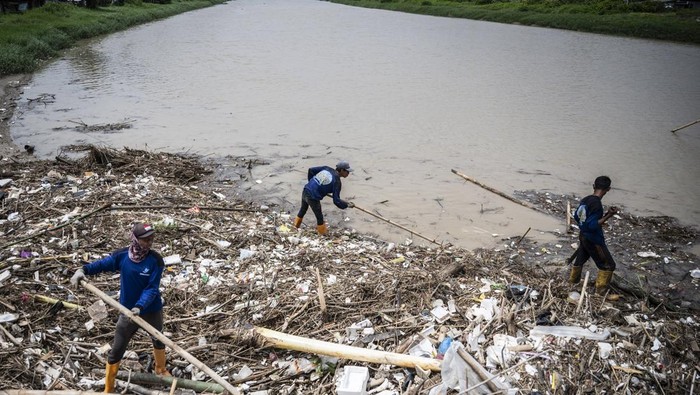 Sejumlah petugas gabungan membersihkan sampah yang menumpuk di Sungai Banjir Kanal Timur (BKT), Tambakrejo, Semarang, Jawa Tengah, Senin (24/3/2025). BBWS Pemali Juana Kementerian Pekerjaan Umum bersama Pemkot Semarang, dan KAI Daop 4 Semarang melakukan pembersihan sampah di aliran sungai tersebut untuk mencegah pendangkalan yang dapat memicu banjir di wilayah Kota Semarang. ANTARA FOTO/Aprillio Akbar/Spt.