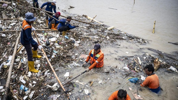 Sampah Banjir Kanal Timur di Semarang Dibersihkan Sejumlah petugas gabungan membersihkan sampah yang menumpuk di Sungai Banjir Kanal Timur (BKT), Tambakrejo, Semarang, Jawa Tengah, Senin (24/3/2025). BBWS Pemali Juana Kementerian Pekerjaan Umum bersama Pemkot Semarang, dan KAI Daop 4 Semarang melakukan pembersihan sampah di aliran sungai tersebut untuk mencegah pendangkalan yang dapat memicu banjir di wilayah Kota Semarang. ANTARA FOTO/Aprillio Akbar/Spt.