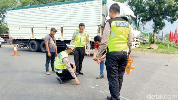 Satlantas Polres Pasuruan olah TKP kecelakaan di Bundaran Apollo