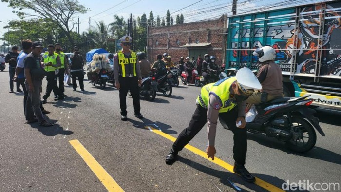 Satlantas Polres Pasuruan olah TKP kecelakaan di Purwodadi