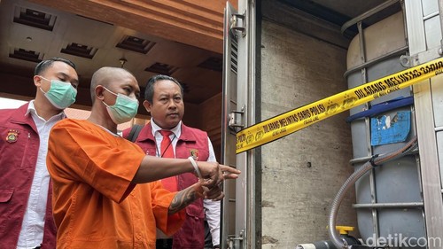 Satu mobil boks yang dimodifikasi KA untuk penyalahgunaan BBM di halaman gedung Ditreskrimsus Polda Bali, Senin (24/3/2025).