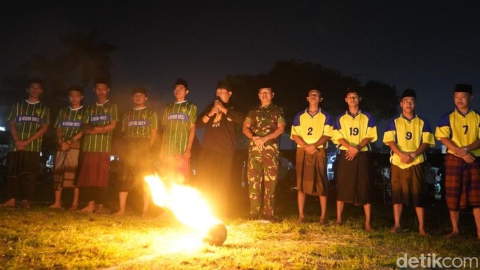 Sepak bola api di Garut.