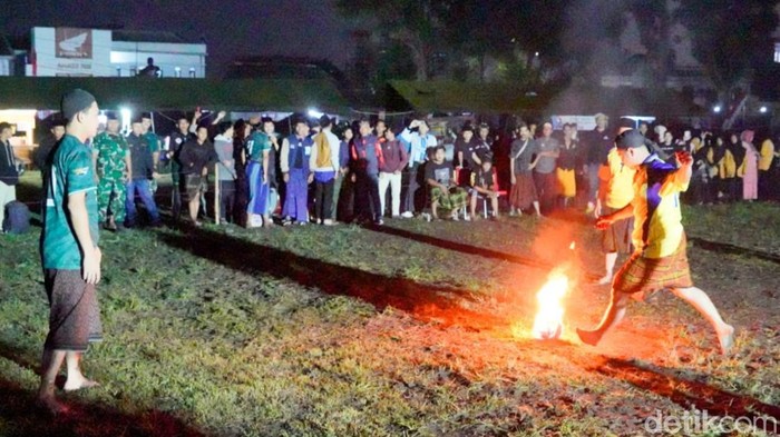 Keseruan Santri Ikuti Turnamen Sepak Bola Api di Markas TNI