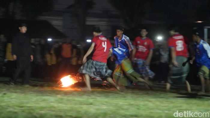 Sepak bola api di Garut.