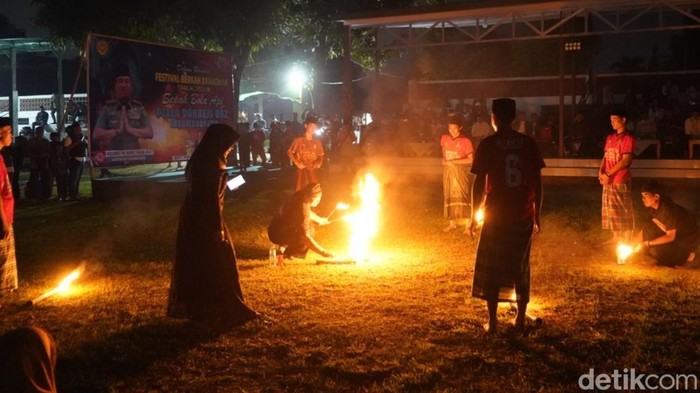 Sepak bola api di Garut. Sepak bola api di Garut.