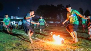 Keseruan Santri Ikuti Turnamen Sepak Bola Api di Markas TNI