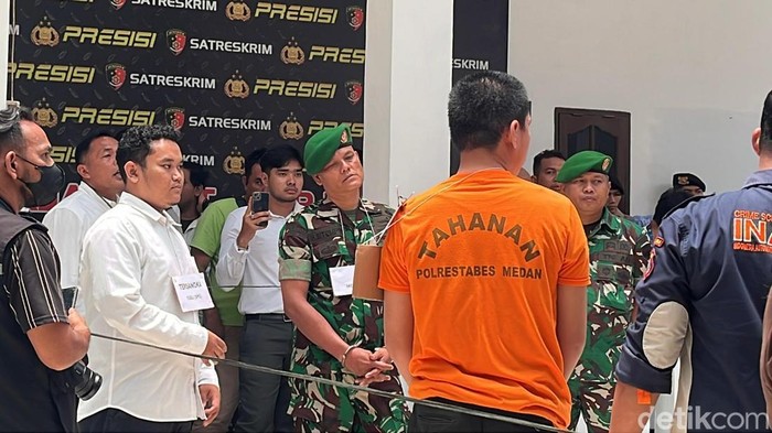 Serka Holmes memakasi baju dinas TNI saat mengikuti rekosntruksi. (Finta Rahyuni/detikSumut)