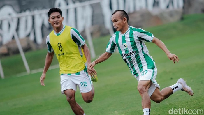 Sesi latihan penggawa PSS Sleman di Lapangan Pakembinangun, Sleman,  Sabtu (22/3/2025).