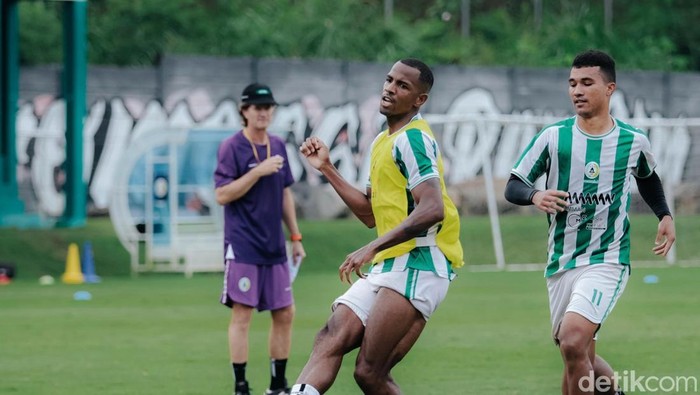 Sesi latihan penggawa PSS Sleman di Lapangan Pakembinangun, Sleman,  Sabtu (22/3/2025).
