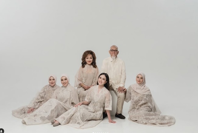 Melalui akun Instagram pribadinya artis cantik Shandy Aulia membagikan hasil pemotretan dirinya bersama keluarga jelang Hari Raya Lebaran. Tampil kompak, Shandy dan keluarga kenakan busana berwarna coklat muda. Foto: Instagram/@shandyaulia