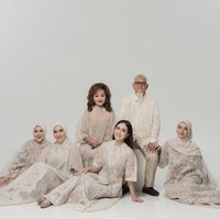 Melalui akun Instagram pribadinya artis cantik Shandy Aulia membagikan hasil pemotretan dirinya bersama keluarga jelang Hari Raya Lebaran. Tampil kompak, Shandy dan keluarga kenakan busana berwarna coklat muda. Foto: Instagram/@shandyaulia