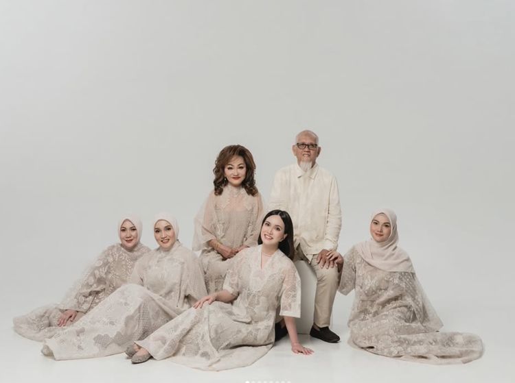 8 Foto Shandy Aulia Pemotretan Keluarga Jelang Lebaran, Tampil Serba Coklat