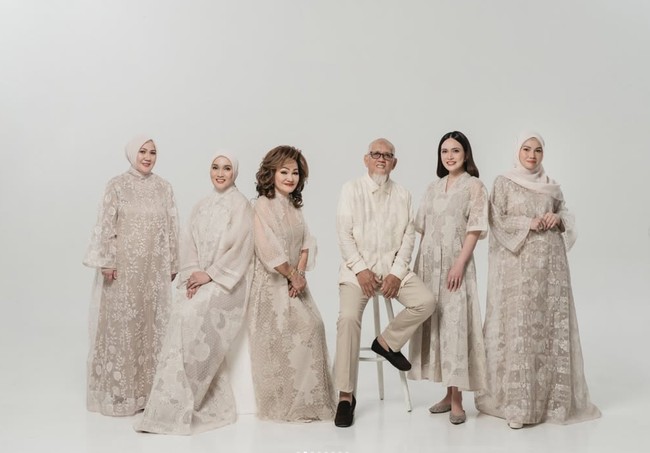 Pemotretan dibantu oleh fotografer David Salim. Sementara untuk busana yang dikenakan, Shandy dan keluarga mengenakan rancangan desainer Sapto Djojokartiko. Foto: Instagram/@shandyaulia