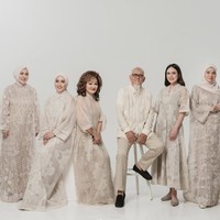 Pemotretan dibantu oleh fotografer David Salim. Sementara untuk busana yang dikenakan, Shandy dan keluarga mengenakan rancangan desainer Sapto Djojokartiko. Foto: Instagram/@shandyaulia