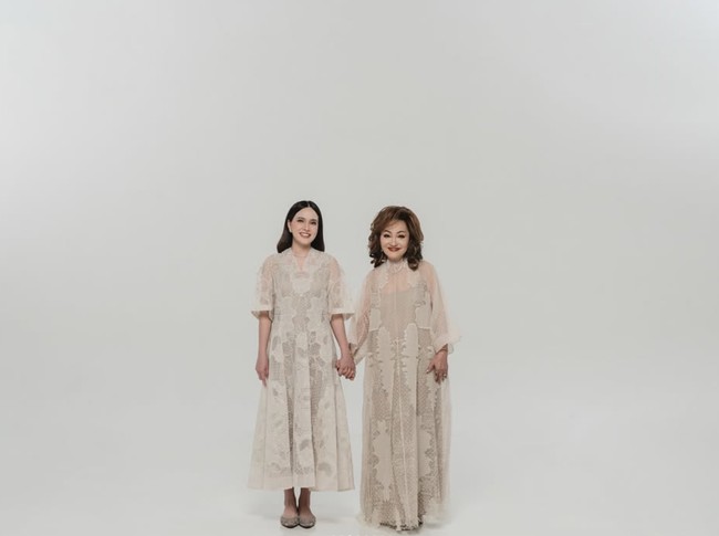 Tampil dengan dress sebetis, penampilan Shandy terlihat anggun elegan. Terlihat Shandy berpose bersama sang mama, Elsye Dopong. Foto: Instagram/@shandyaulia