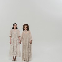 Tampil dengan dress sebetis, penampilan Shandy terlihat anggun elegan. Terlihat Shandy berpose bersama sang mama, Elsye Dopong. Foto: Instagram/@shandyaulia