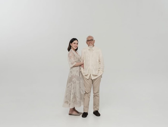 Penampilan Shandy kian menawan dengan rambut simpel yang dibiarkan terurai namun ditata rapih dan klimis. Ia juga memadukan dress yang dikenakannya dengan sandal selop berwarna senada. Foto: Instagram/@shandyaulia