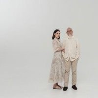 Penampilan Shandy kian menawan dengan rambut simpel yang dibiarkan terurai namun ditata rapih dan klimis. Ia juga memadukan dress yang dikenakannya dengan sandal selop berwarna senada. Foto: Instagram/@shandyaulia