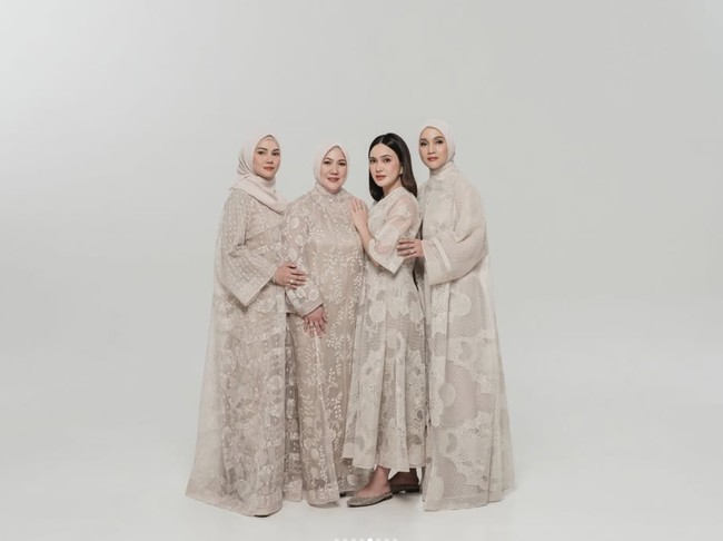 Shandy sendiri diketahui lahur dari keluarga dengan agama yang berbeda. Meski memiliki keyakinan yang berbeda dengan para saudara perempuannya, namun kekompakan dan sikap saling toleransi tetap terlihat di Shandy Aulia dan keluarga. Foto: Instagram/@shandyaulia