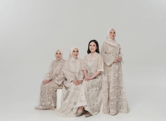 Ayah Shandy, Kemas Yusuf Effendi diketahui beragama Islam, sementara ibunya, Elsye Dopong menganut agama Kristen. Shandy sendiri memilih mengikuti agama sang mama. Foto: Instagram/@shandyaulia