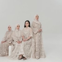 Ayah Shandy, Kemas Yusuf Effendi diketahui beragama Islam, sementara ibunya, Elsye Dopong menganut agama Kristen. Shandy sendiri memilih mengikuti agama sang mama. Foto: Instagram/@shandyaulia