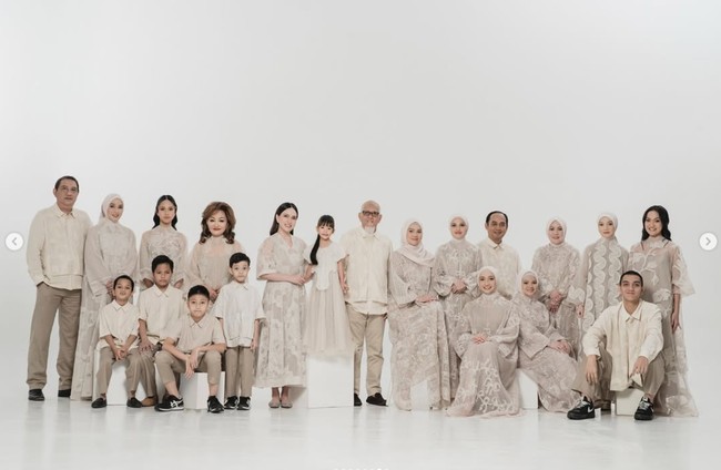 Potret Shandy bersama keluarga besarnya. Keberagaman jelas terlihat di foto tersebut. Meski demikian keluarganya itu tetap tampil harmonis. Foto: Instagram/@shandyaulia