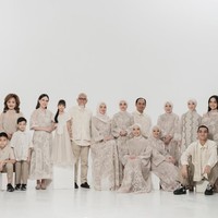 Potret Shandy bersama keluarga besarnya. Keberagaman jelas terlihat di foto tersebut. Meski demikian keluarganya itu tetap tampil harmonis. Foto: Instagram/@shandyaulia