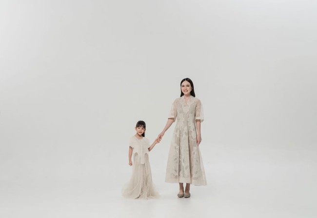 Putri semata wayang Shandy, Claire Herbowo juga tampak mengikuti sesi pemotretan. Pose bareng sang mama, Claire tampil cantik dengan rambut ponytail dan poni depannya. Foto: Instagram/@shandyaulia