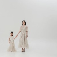 Putri semata wayang Shandy, Claire Herbowo juga tampak mengikuti sesi pemotretan. Pose bareng sang mama, Claire tampil cantik dengan rambut ponytail dan poni depannya. Foto: Instagram/@shandyaulia