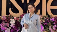 Artis itu sempat curhat di Instagram pribadi dan merasa tidak percaya diri atas perubahan fisiknya tersebut. Foto: Instagram @sitibadriahh