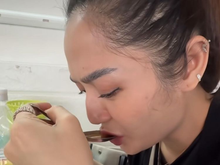 Siti Badriah Asik Kulineran Mie hingga Tanghulu di Thailand