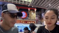 Siti Badriah dan suaminya memang hanya sehari di Thailand, tetapi mereka menyempatkan waktu makan nasi chicken basil populer di restoran dalam mall di Thailand. Foto: Instagram @sitibadriahh